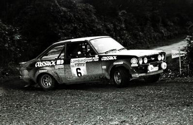 Roger Albert Clark - Stuart Pegg
25º Lombard RAC Rally 1976. Ford Escort RS 1800 MKII (POO 505R). Clasificado 1º.

Del 27 al 30 de Noviembre, Bath, Inglaterra.
Superficie: tierra.

El Rally tenia un total de 3248 km de los que 504 km divididos en 76 tramos eran especiales, (6 de ellos fueron cancelados, SS2 Speech House, km? SS34 Greystoke, km? SS37 cancelada antes del inicio, km? SS41 Egdon, km? y SS42 Anglebury, km?).

Tomaron la salida 200 equipos, finalizaron 71.@
Palabras clave: ;Stuart_Pegg;Ford;Escort;MKII;Gran_Bretaña;1976;RAC_Rally