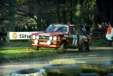 Roger Albert Clark - Stuart Pegg
25º Lombard RAC Rally 1976. Ford Escort RS 1800 MKII (POO 505R). Clasificado 1º.

Del 27 al 30 de Noviembre, Bath, Inglaterra.
Superficie: tierra.

El Rally tenia un total de 3248 km de los que 504 km divididos en 76 tramos eran especiales, (6 de ellos fueron cancelados, SS2 Speech House, km? SS34 Greystoke, km? SS37 cancelada antes del inicio, km? SS41 Egdon, km? y SS42 Anglebury, km?).

Tomaron la salida 200 equipos, finalizaron 71.@
Palabras clave: ;Stuart_Pegg;Ford;Escort;MKII;Gran_Bretaña;1976;RAC_Rally