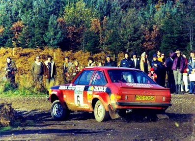 Roger Albert Clark - Stuart Pegg
25º Lombard RAC Rally 1976. Ford Escort RS 1800 MKII (POO 505R). Clasificado 1º.

Del 27 al 30 de Noviembre, Bath, Inglaterra.
Superficie: tierra.

El Rally tenia un total de 3248 km de los que 504 km divididos en 76 tramos eran especiales, (6 de ellos fueron cancelados, SS2 Speech House, km? SS34 Greystoke, km? SS37 cancelada antes del inicio, km? SS41 Egdon, km? y SS42 Anglebury, km?).

Tomaron la salida 200 equipos, finalizaron 71.@
Palabras clave: ;Stuart_Pegg;Ford;Escort;MKII;Gran_Bretaña;1976;RAC_Rally