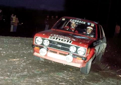Roger Albert Clark - Stuart Pegg
25º Lombard RAC Rally 1976. Ford Escort RS 1800 MKII (POO 505R). Clasificado 1º.

Del 27 al 30 de Noviembre, Bath, Inglaterra.
Superficie: tierra.

El Rally tenia un total de 3248 km de los que 504 km divididos en 76 tramos eran especiales, (6 de ellos fueron cancelados, SS2 Speech House, km? SS34 Greystoke, km? SS37 cancelada antes del inicio, km? SS41 Egdon, km? y SS42 Anglebury, km?).

Tomaron la salida 200 equipos, finalizaron 71.@
Palabras clave: ;Stuart_Pegg;Ford;Escort;MKII;Gran_Bretaña;1976;RAC_Rally