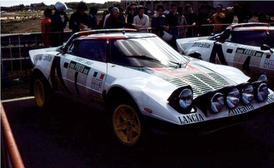 Sandro Munari - Silvio Maiga
10º Rallye de Portugal Vinho do Porto 1976. Lancia Stratos HF (TO M54374). Clasificado 1º.

Del 10 al 14 de Marzo, Estoril, Cascais, Lisboa, Portugal.
Superficie: asfalto - tierra.

El Rally tenia un total de 2087.90 Km de los que 468.70 divididos en 39 tramos, eran especiales, (2 de ellas fueron canceladas SS23 de Gouveia 22.60 km y SS24 Manteigas de 10.70 Km).

Tomaron la salida 59 equipos, finalizaron 21.@
Palabras clave: Sandro_Munari;Lancia;Stratos;Portugal;1976