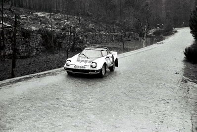 Sandro Munari - Silvio Maiga
10º Rallye de Portugal Vinho do Porto 1976. Lancia Stratos HF (TO M54374). Clasificado 1º.

Del 10 al 14 de Marzo, Estoril, Cascais, Lisboa, Portugal.
Superficie: asfalto - tierra.

El Rally tenia un total de 2087.90 Km de los que 468.70 divididos en 39 tramos, eran especiales, (2 de ellas fueron canceladas SS23 de Gouveia 22.60 km y SS24 Manteigas de 10.70 Km).

Tomaron la salida 59 equipos, finalizaron 21.@
Palabras clave: Sandro_Munari;Lancia;Stratos;Portugal;1976