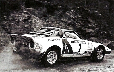 Sandro Munari - Silvio Maiga
10º Rallye de Portugal Vinho do Porto 1976. Lancia Stratos HF (TO M54374). Clasificado 1º.

Del 10 al 14 de Marzo, Estoril, Cascais, Lisboa, Portugal.
Superficie: asfalto - tierra.

El Rally tenia un total de 2087.90 Km de los que 468.70 divididos en 39 tramos, eran especiales, (2 de ellas fueron canceladas SS23 de Gouveia 22.60 km y SS24 Manteigas de 10.70 Km).

Tomaron la salida 59 equipos, finalizaron 21.@
Palabras clave: Sandro_Munari;Lancia;Stratos;Portugal;1976