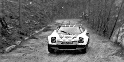 Sandro Munari - Silvio Maiga
10º Rallye de Portugal Vinho do Porto 1976. Lancia Stratos HF (TO M54374). Clasificado 1º.

Del 10 al 14 de Marzo, Estoril, Cascais, Lisboa, Portugal.
Superficie: asfalto - tierra.

El Rally tenia un total de 2087.90 Km de los que 468.70 divididos en 39 tramos, eran especiales, (2 de ellas fueron canceladas SS23 de Gouveia 22.60 km y SS24 Manteigas de 10.70 Km).

Tomaron la salida 59 equipos, finalizaron 21.@
Palabras clave: Sandro_Munari;Lancia;Stratos;Portugal;1976