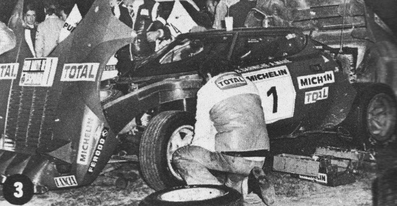 Asistencia del Equipo Lancia Chardonnet en el 24º RACE Rallye de España 1976
En el Lancia Stratos HF de Bernard Darniche - Alain Mahé, clasificado 2º.

Bernard Darniche compitió solo para conseguir puntos para el Campeonato.
Sin reconocimientos previos llegó el mismo día que daba comienzo la prueba.

Del 22 al 24 de Octubre, Madrid, Circuito del Jarama, España.
Superficie: asfalto - tierra.
Puntuable para el Campeonato Europa de Rallys para conductores con coeficiente 4.

El Rally tenia un total de 1210.5 km de los que 269.3 km divididos en 31 ramos eran especiales.

Se inscribieron 77 equipos, tomaron la salida 66, finalizaron 45.@
Palabras clave: ;Lancia;Stratos;España;1976;Asistencias;Spain
