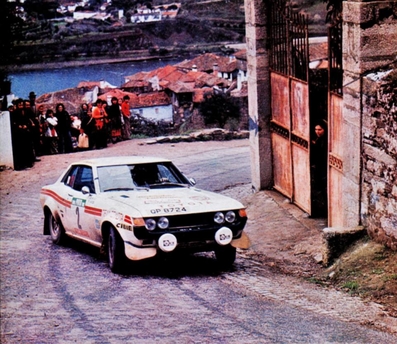 Ove Andersson - Arne Hertz
10º Rallye de Portugal Vinho do Porto 1976. Toyota Celica RA21 (QP 8724). Clasificado 2º.

Del 10 al 14 de Marzo, Estoril, Cascais, Lisboa, Portugal.
Superficie: asfalto - tierra.

El Rally tenia un total de 2087.90 Km de los que 468.70 divididos en 39 tramos, eran especiales, (2 de ellas fueron canceladas SS23 de Gouveia 22.60 km y SS24 Manteigas de 10.70 Km).

Tomaron la salida 59 equipos, finalizaron 21.@
Palabras clave: Ove_Andersson;Portugal;Toyota;Celica;1976