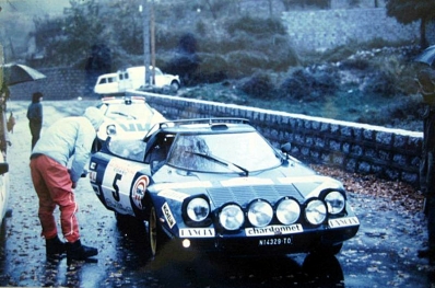 Bernard Darniche - Alain Mahé
20º Tour de Corse 1976. Lancia Stratos HF (TO N14329). Clasificado 2º.

Del 6 al 7 de Noviembre, Ajaccio, Córcega, Francia.
Superficie: asfalto.

El Rally tenia un total de 1340.00 km de los que 630 km divididos en 9 tramos eran especiales.

Kilómetros de cada uno de los 9 tramos:
SS1 - Casta - Pietra Moneta de 17 Km
SS2 - Calvi - Liamone de 145,20 Km
SS3 - Aqua Doria - Stiliccione de 16,50 Km
SS4 - Porto - Vecchio - Prunelli de 166,40 Km
SS5 - Kamiesch - Bavella - Zonza de 28,60 Km
SS6 - Tavera - Bastelica de 17,10 Km
SS7 - Palneca - Francardo de 137,90 Km
SS8 - Morosaglia - Alistro de 76,40 Km
SS9 - Talasani - La Castanaccia - La Porta de 24,90 Km.

Tomaron la salida 88 equipos, finalizaron 11.
@
Palabras clave: ;Lancia;Stratos;Corcega;1976;Corse