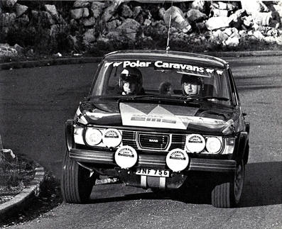 Stig Blomqvist - Hans Sylvan
25º Lombard RAC Rally 1976. Saab 99 EMS (JNF 756). Clasificado 2º.

Del 27 al 30 de Noviembre, Bath, Inglaterra.
Superficie: tierra.

El Rally tenia un total de 3248 km de los que 504 km divididos en 76 tramos eran especiales, (6 de ellos fueron cancelados, SS2 Speech House, km? SS34 Greystoke, km? SS37 cancelada antes del inicio, km? SS41 Egdon, km? y SS42 Anglebury, km?).

Tomaron la salida 200 equipos, finalizaron 71.@
Palabras clave: Stig_Blomqvist;Saab;Gran_Bretaña;EMS;1976;RAC_Rally