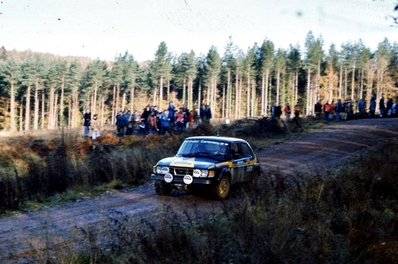 Stig Blomqvist - Hans Sylvan
25º Lombard RAC Rally 1976. Saab 99 EMS (JNF 756). Clasificado 2º.

Del 27 al 30 de Noviembre, Bath, Inglaterra.
Superficie: tierra.

El Rally tenia un total de 3248 km de los que 504 km divididos en 76 tramos eran especiales, (6 de ellos fueron cancelados, SS2 Speech House, km? SS34 Greystoke, km? SS37 cancelada antes del inicio, km? SS41 Egdon, km? y SS42 Anglebury, km?).

Tomaron la salida 200 equipos, finalizaron 71.@
Palabras clave: Stig_Blomqvist;Saab;Gran_Bretaña;EMS;1976;RAC_Rally