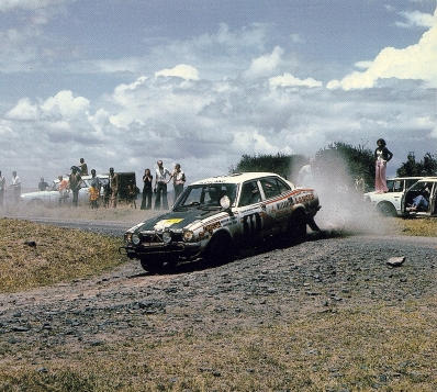 Andrew Cowan - Johnstone Syer
24º Safari Rally 1976. Mitsubishi Colt Lancer (ACM56NU7417). Clasificado 3º.

Del 15 al 19 de Abril, Nairobi, Kenya, África.
Superficie: tierra.

El Rally tenia un total de 4950 Km, desconocemos los CH que habí­an.

Tomaron la salida 65 equipos, finalizaron 14.@
Palabras clave: ;Mitsubishi;Colt;Lancer;Safari;1976