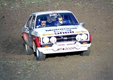 Bjorn Waldegard - Hans Thorszelius
25º Lombard RAC Rally 1976. Ford Escort RS1800 Mk2. Clasificado 3º.
El Rally tenia un total de 3248 km de los que 504 km divididos en 76 tramos, eran especiales. (6 de ellos fueron cancelados, SS2 Speech House, SS34 Greystoke, SS37 cancelada antes del inicio, SS41 Egdon y SS42 Anglebury).
Tomaron la salida 200 equipos, finalizaron 71.@
Palabras clave: ;Ford;Escort;MKII;Gran_Bretaña;RAC_Rally;1976