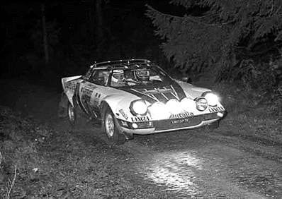 Sandro Munari - Silvio Maiga
25º Lombard RAC Rally 1976. Lancia Stratos HF (TO L64137). Clasificado 4º.

Del 27 al 30 de Noviembre, Bath, Inglaterra.
Superficie: tierra.

El Rally tenia un total de 3248 km de los que 504 km divididos en 76 tramos eran especiales, (6 de ellos fueron cancelados, SS2 Speech House, km? SS34 Greystoke, km? SS37 cancelada antes del inicio, km? SS41 Egdon, km? y SS42 Anglebury, km?).

Tomaron la salida 200 equipos, finalizaron 71.@
Palabras clave: Sandro_Munari;Silvio_Maiga;Lancia;Stratos;Gran_Bretaña;1976;RAC_Rally