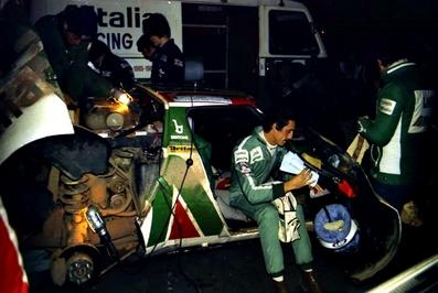 Sandro Munari - Silvio Maiga
25º Lombard RAC Rally 1976. Lancia Stratos HF (TO L64137). Clasificado 4º.

Del 27 al 30 de Noviembre, Bath, Inglaterra.
Superficie: tierra.

El Rally tenia un total de 3248 km de los que 504 km divididos en 76 tramos eran especiales, (6 de ellos fueron cancelados, SS2 Speech House, km? SS34 Greystoke, km? SS37 cancelada antes del inicio, km? SS41 Egdon, km? y SS42 Anglebury, km?).

Tomaron la salida 200 equipos, finalizaron 71.@
Palabras clave: Sandro_Munari;Silvio_Maiga;Lancia;Stratos;Gran_Bretaña;1976;RAC_Rally
