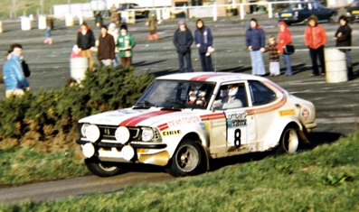 Ove Andersson - Martin Holmes
25º Lombard RAC Rally 1976. Toyota Corolla Levin TE27. Clasificado 5º.

Del 27 al 30 de Noviembre, Bath, Inglaterra.
Superficie: tierra.

El Rally tenia un total de 3248 km de los que 504 km divididos en 76 tramos eran especiales, (6 de ellos fueron cancelados, SS2 Speech House, km? SS34 Greystoke, km? SS37 cancelada antes del inicio, km? SS41 Egdon, km? y SS42 Anglebury, km?).

Tomaron la salida 200 equipos, finalizaron 71.@
Palabras clave: Ove_Andersson;Gran_Bretaña;Toyota;Corolla;1976;RAC_Rally