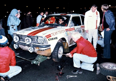 Asistencia en el 25º Lombard RAC Rally 1976
25º Lombard RAC Rally 1976. Toyota Corolla Levin TE27 (ACM55 RA 8354). Clasificado 5º.
Toyota Team Great Britain

Del 27 al 30 de Noviembre, Bath, Inglaterra.
Superficie: tierra.

El Rally tenia un total de 3248 km de los que 504 km divididos en 76 tramos eran especiales, (6 de ellos fueron cancelados, SS2 Speech House, km? SS34 Greystoke, km? SS37 cancelada antes del inicio, km? SS41 Egdon, km? y SS42 Anglebury, km?).

Tomaron la salida 200 equipos, finalizaron 71.@
Palabras clave: Ove_Andersson;Gran_Bretaña;Toyota;Corolla;1976;RAC_Rally;Asistencias