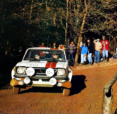 Ove Andersson - Martin Holmes
25º Lombard RAC Rally 1976. Toyota Corolla Levin TE27 (ACM55 RA 8354). Clasificado 5º.
Toyota Team Great Britain

Del 27 al 30 de Noviembre, Bath, Inglaterra.
Superficie: tierra.

El Rally tenia un total de 3248 km de los que 504 km divididos en 76 tramos eran especiales, (6 de ellos fueron cancelados, SS2 Speech House, km? SS34 Greystoke, km? SS37 cancelada antes del inicio, km? SS41 Egdon, km? y SS42 Anglebury, km?).

Tomaron la salida 200 equipos, finalizaron 71.@
Palabras clave: Ove_Andersson;Gran_Bretaña;Toyota;Corolla;1976;RAC_Rally