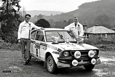 Ove Andersson - Martin Holmes
25º Lombard RAC Rally 1976. Toyota Corolla Levin TE27 (ACM55 RA 8354). Clasificado 5º.
Toyota Team Great Britain

Del 27 al 30 de Noviembre, Bath, Inglaterra.
Superficie: tierra.

El Rally tenia un total de 3248 km de los que 504 km divididos en 76 tramos eran especiales, (6 de ellos fueron cancelados, SS2 Speech House, km? SS34 Greystoke, km? SS37 cancelada antes del inicio, km? SS41 Egdon, km? y SS42 Anglebury, km?).

Tomaron la salida 200 equipos, finalizaron 71.

© Martin Holmes
@
Palabras clave: Gran_Bretaña;Toyota;Corolla;1976;RAC_Rally