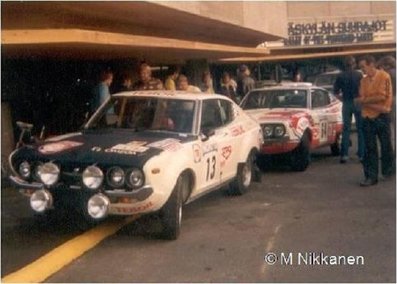 Timo Salonen - Jaakko Markkula
26º Jyväskylän Suurajot - Rally of the 1000 Lakes 1976. Datsun 160J. Clasificado 6º.

Del 27 al 29 de Agosto, Jyväskylä.
Superficie: tierra.

El Rally tenia un total de 1475.00 km de los que 427.80 km divididos en 45 tramos eran especiales.

Se inscribieron 96 participantes, tomaron la salida 91, finalizaron 48.@
Palabras clave: Timo_Salonen;Datsun;Finlandia;1976;parque_cerrado