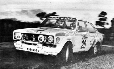 William (Billy) Coleman - Dan O'Sullivan
25º Lombard RAC Rally 1976. Ford Escort RS 1800 MKII (HHJ 701N). Clasificado 6º.

Del 27 al 30 de Noviembre, Bath, Inglaterra.
Superficie: tierra.

El Rally tenia un total de 3248 km de los que 504 km divididos en 76 tramos eran especiales, (6 de ellos fueron cancelados, SS2 Speech House, km? SS34 Greystoke, km? SS37 cancelada antes del inicio, km? SS41 Egdon, km? y SS42 Anglebury, km?).

Tomaron la salida 200 equipos, finalizaron 71.@
Palabras clave: ;Ford;Escort;MKII;Gran_Bretaña;RAC_Rally;1976