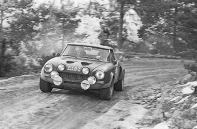 Markku Alén - Ilkka Kivimaki
44º Rallye Automobile de Monte-Carlo 1976. Fiat 124 Abarth Rallye. Clasificado 6º.

Del 17 al 24 de Enero, Monte-Carlo.
Superficie: asfalto - nieve.

El Rally tenia un total de 4500 km de los que 530.50 km divididos en 23 tramos eran especiales.

Se inscribieron 163 equipos, tomaron la salida 148, finalizaron 84.@
Palabras clave: Markku_Alen;Fiat;Abarth;Montecarlo;1976