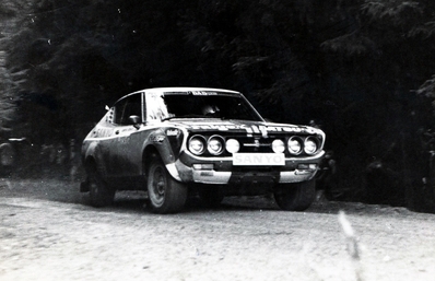 Andy Dawson - Andrew Marriott
25º Lombard RAC Rally 1976. Datsun Violet, Clasificado 8º.
El Rally tenia un total de 3248 km de los que 504 km divididos en 76 tramos, eran especiales. (6 de ellos fueron cancelados, SS2 Speech House, SS34 Greystoke, SS37 cancelada antes del inicio, SS41 Egdon y SS42 Anglebury).
Tomaron la salida 200 equipos, finalizaron 71.@
Palabras clave: ;Datsun;Violet;RAC_Rally;Gran_Bretaña;1976