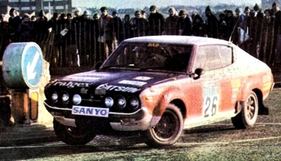Andy Dawson - Andrew Marriott
25º Lombard RAC Rally 1976. Datsun Violet, Clasificado 8º.
El Rally tenia un total de 3248 km de los que 504 km divididos en 76 tramos, eran especiales. (6 de ellos fueron cancelados, SS2 Speech House, SS34 Greystoke, SS37 cancelada antes del inicio, SS41 Egdon y SS42 Anglebury).
Tomaron la salida 200 equipos, finalizaron 71.@
Palabras clave: ;Datsun;Violet;RAC_Rally;Gran_Bretaña;1976