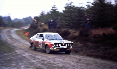 Andy Dawson - Andrew Marriott
25º Lombard RAC Rally 1976. Datsun Violet, Clasificado 8º.
El Rally tenia un total de 3248 km de los que 504 km divididos en 76 tramos, eran especiales. (6 de ellos fueron cancelados, SS2 Speech House, SS34 Greystoke, SS37 cancelada antes del inicio, SS41 Egdon y SS42 Anglebury).
Tomaron la salida 200 equipos, finalizaron 71.@
Palabras clave: ;Datsun;Violet;RAC_Rally;Gran_Bretaña;1976