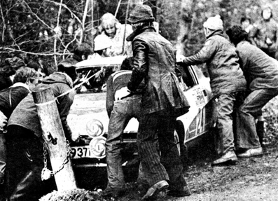 Brian Culcheth - Johnstone Syer
25º Lombard RAC Rally 1976. Triumph TR7. Clasificado 9º.
El Rally tenia un total de 3248 km de los que 504 km divididos en 76 tramos, eran especiales. (6 de ellos fueron cancelados, SS2 Speech House, SS34 Greystoke, SS37 cancelada antes del inicio, SS41 Egdon y SS42 Anglebury).
Tomaron la salida 200 equipos, finalizaron 71.@
Palabras clave: ;Triumph;RAC_Rally;Gran_Bretaña;1976;Crash