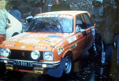 Hannu Mikkola - Jean Todt
20º Tour de Corse 1976. Peugeot 104 ZS (415 BHH 75). Clasificado 10º.

Del 6 al 7 de Noviembre, Ajaccio, Córcega, Francia.
Superficie: asfalto.

El Rally tenia un total de 1340.00 km de los que 630 km divididos en 9 tramos eran especiales.

Kilómetros de cada uno de los 9 tramos:
SS1 - Casta - Pietra Moneta de 17 Km
SS2 - Calvi - Liamone de 145,20 Km
SS3 - Aqua Doria - Stiliccione de 16,50 Km
SS4 - Porto - Vecchio - Prunelli de 166,40 Km
SS5 - Kamiesch - Bavella - Zonza de 28,60 Km
SS6 - Tavera - Bastelica de 17,10 Km
SS7 - Palneca - Francardo de 137,90 Km
SS8 - Morosaglia - Alistro de 76,40 Km
SS9 - Talasani - La Castanaccia - La Porta de 24,90 Km.

Tomaron la salida 88 equipos, finalizaron 11.
@
Palabras clave: ;Jean_Todt;Peugeot;Corse;Corcega;1976