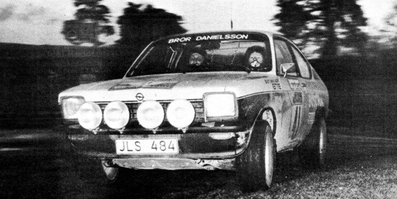Bror Danielsson - Bo Sundberg
25º Lombard RAC Rally 1976. Opel Kadett GT/E. Clasificado 10º.
El Rally tenia un total de 3248 km de los que 504 km divididos en 76 tramos, eran especiales. (6 de ellos fueron cancelados, SS2 Speech House, SS34 Greystoke, SS37 cancelada antes del inicio, SS41 Egdon y SS42 Anglebury).
Tomaron la salida 200 equipos, finalizaron 71.@
Palabras clave: Opel;Kadett;GT/E;RAC_Rally;Gran_Bretaña;1976