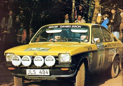 Bror Danielsson - Bo Sundberg
25º Lombard RAC Rally 1976. Opel Kadett GT/E. Clasificado 10º.
El Rally tenia un total de 3248 km de los que 504 km divididos en 76 tramos, eran especiales. (6 de ellos fueron cancelados, SS2 Speech House, SS34 Greystoke, SS37 cancelada antes del inicio, SS41 Egdon y SS42 Anglebury).
Tomaron la salida 200 equipos, finalizaron 71.@
Palabras clave: Opel;Kadett;GT/E;RAC_Rally;Gran_Bretaña;1976