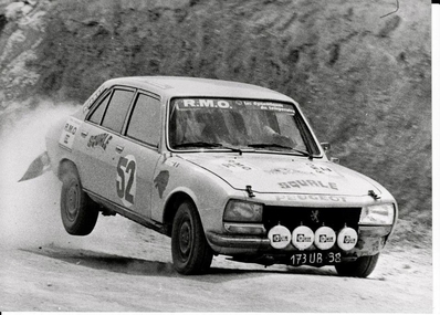 Henri Trautmann - Serge Roch
23º Acrópolis Rally 1976. Peugeot 504 (173 UB 38). Clasificado 11º.

Del 22 al 28 de Mayo, Atenas, Grecia.
Superficie: tierra.

El Rally tenia un total de 2635 km de los que 716.00 km divididos en 51 tramos eran especiales (5 de ellos fueron cancelados SS7, SS18, SS19, SS20, SS21).

Tomaron la salida 126 equipos, finalizaron 34.@
Palabras clave: ;Acropolis;Grecia;Peugeot;1976
