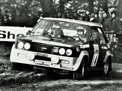 Fulvio Bacchelli - Francesco Rossetti
25º Lombard RAC Rally 1976. Fiat 131 Abarth (TO N92971). Clasificado 11º.

Del 27 al 30 de Noviembre, Bath, Inglaterra.
Superficie: tierra.

El Rally tenia un total de 3248 km de los que 504 km divididos en 76 tramos eran especiales, (6 de ellos fueron cancelados, SS2 Speech House, km? SS34 Greystoke, km? SS37 cancelada antes del inicio, km? SS41 Egdon, km? y SS42 Anglebury, km?).

Tomaron la salida 200 equipos, finalizaron 71.@
Palabras clave: ;Fiat;Abarth;Gran_Bretaña;RAC_Rally;1976