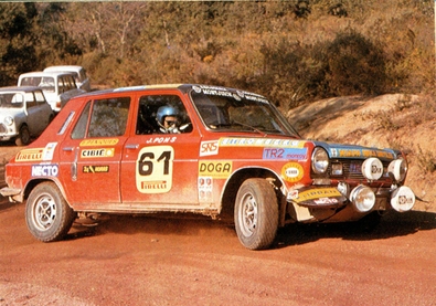 Juan Ignacio “Pulgui” Canela - Jordi Pons
24º Rally Costa Brava 1976. Simca 1200 S. Clasificado 14º.

Ganaron el "Desafío Simca" resultado que repetirían semanas después en el Rallye Firestone. Canela fue Campeón del Desafío en 1974 con los Simca 1000 y con la llegada de los 1200 S se apuntó de nuevo, ofreciendo espectáculo con sus colegas del TR2-Klippan, Cid y Buixeda.

Del 13 al 15 de Febrero, Lloret de Mar, Girona, Catalunya, España.
Organización: Peña Motorista Diez por Hora.
Superficie: asfalto -tierra.

El Rally tenía un total de 1064.00 km de los que 272.80 km eran tramos cronometrados.

Tomaron salida 90 equipos, finalizaron 23.@
Palabras clave: Simca;Costa_Brava;1976