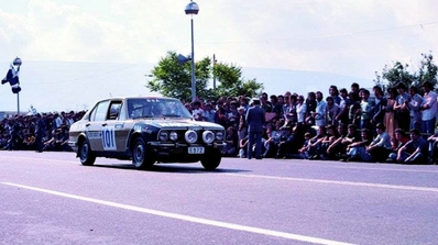 Michalis Moschous - Lefteris Kanellopoulos (Ikaros)
23º Acropolis Rally 1976. Alfa Romeo Alfetta GT (E 972). Clasificado 17º.

Del 22 al 28 de Mayo, Atenas, Grecia.
Superficie: tierra.

El Rally tenia un total de 2635 km de los que 716.00 km divididos en 51 tramos eran especiales (5 de ellos fueron cancelados SS7, SS18, SS19, SS20, SS21).

Tomaron la salida 126 equipos, finalizaron 34.@
Palabras clave: Alfa;Romeo;Alfetta;Acropolis;Grecia;1976