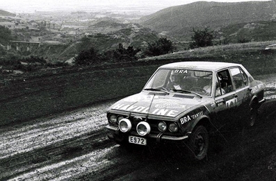 Michalis Moschous - Lefteris Kanellopoulos (Ikaros)
23º Acropolis Rally 1976. Alfa Romeo Alfetta GT (E 972). Clasificado 17º.

Del 22 al 28 de Mayo, Atenas, Grecia.
Superficie: tierra.

El Rally tenia un total de 2635 km de los que 716.00 km divididos en 51 tramos eran especiales (5 de ellos fueron cancelados SS7, SS18, SS19, SS20, SS21).

Tomaron la salida 126 equipos, finalizaron 34.@
Palabras clave: Alfa;Romeo;Alfetta;Acropolis;Grecia;1976