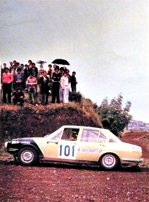 Michalis Moschous - Lefteris Kanellopoulos (Ikaros)
23º Acropolis Rally 1976. Alfa Romeo Alfetta GT (E 972). Clasificado 17º.

Del 22 al 28 de Mayo, Atenas, Grecia.
Superficie: tierra.

El Rally tenia un total de 2635 km de los que 716.00 km divididos en 51 tramos eran especiales (5 de ellos fueron cancelados SS7, SS18, SS19, SS20, SS21).

Tomaron la salida 126 equipos, finalizaron 34.@
Palabras clave: Alfa;Romeo;Alfetta;Acropolis;Grecia;1976
