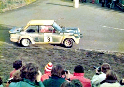 Markku Alen - Ilkka Kivimaki
25º Lombard RAC Rally 1976. Fiat 131 Abarth (TO N94415). Abandonó por el diferencial del coche en SS52 Crychan.

Del 27 al 30 de Noviembre, Bath, Inglaterra.
Superficie: tierra.

El Rally tenia un total de 3248 km de los que 504 km divididos en 76 tramos eran especiales, (6 de ellos fueron cancelados, SS2 Speech House, km? SS34 Greystoke, km? SS37 cancelada antes del inicio, km? SS41 Egdon, km? y SS42 Anglebury, km?).

Tomaron la salida 200 equipos, finalizaron 71.@
Palabras clave: Markku_Alen;Fiat;Abarth;RAC_Rally;1976;Inglaterra