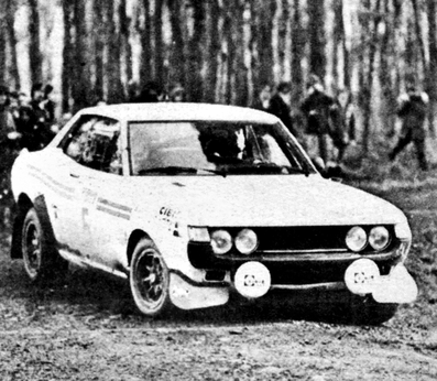 Hannu Mikkola - Jean Todt
25º Lombard RAC Rally 1976. Toyota Celica. Abandonó el último tramo por rotura del diferencial SS76 Knillwood.

Del 27 al 30 de Noviembre, Bath, Inglaterra.
Superficie: tierra.

El Rally tenia un total de 3248 km de los que 504 km divididos en 76 tramos eran especiales, (6 de ellos fueron cancelados, SS2 Speech House, km? SS34 Greystoke, km? SS37 cancelada antes del inicio, km? SS41 Egdon, km? y SS42 Anglebury, km?).

Tomaron la salida 200 equipos, finalizaron 71.@
Palabras clave: ;Toyota;Celica;RAC_Rally;Gran_Bretaña;1976;Lombard
