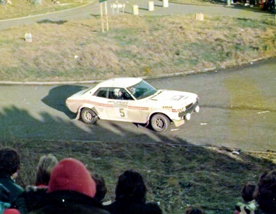 Hannu Mikkola - Jean Todt
25º Lombard RAC Rally 1976. Toyota Celica. Abandonó el último tramo por rotura del diferencial SS76 Knillwood.

Del 27 al 30 de Noviembre, Bath, Inglaterra.
Superficie: tierra.

El Rally tenia un total de 3248 km de los que 504 km divididos en 76 tramos eran especiales, (6 de ellos fueron cancelados, SS2 Speech House, km? SS34 Greystoke, km? SS37 cancelada antes del inicio, km? SS41 Egdon, km? y SS42 Anglebury, km?).

Tomaron la salida 200 equipos, finalizaron 71.@
Palabras clave: ;Toyota;Celica;RAC_Rally;Gran_Bretaña;1976;Lombard