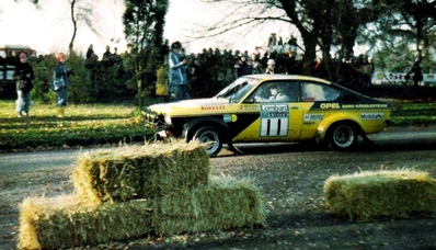 Walter Röhrl - Jochen Berger
25º Lombard RAC Rally 1976. Opel Kadett GT/E 16V (GG-DU 403). Abandonó por el eje trasero.

Del 27 al 30 de Noviembre, Bath, Inglaterra.
Superficie: tierra.

El Rally tenia un total de 3248 km de los que 504 km divididos en 76 tramos eran especiales, (6 de ellos fueron cancelados, SS2 Speech House, km? SS34 Greystoke, km? SS37 cancelada antes del inicio, km? SS41 Egdon, km? y SS42 Anglebury, km?).

Tomaron la salida 200 equipos, finalizaron 71.@
Palabras clave: Walter_Röhrl;Opel;Kadett;GT/E;Gran_Bretaña;RAC_Rally;1976