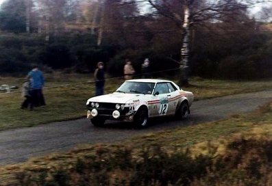 Jean-Luc Thérier - Michel Vial
25º Lombard RAC Rally 1976. Toyota Celica 2000GT. Abandonó por el refrigerador del aceite.

Del 27 al 30 de Noviembre, Bath, Inglaterra.
Superficie: tierra.

El Rally tenia un total de 3248 km de los que 504 km divididos en 76 tramos eran especiales, (6 de ellos fueron cancelados, SS2 Speech House, km? SS34 Greystoke, km? SS37 cancelada antes del inicio, km? SS41 Egdon, km? y SS42 Anglebury, km?).

Tomaron la salida 200 equipos, finalizaron 71.@
Palabras clave: ;Toyota;Celica;Gran_Bretaña;1976;RAC_Rally;Lombard