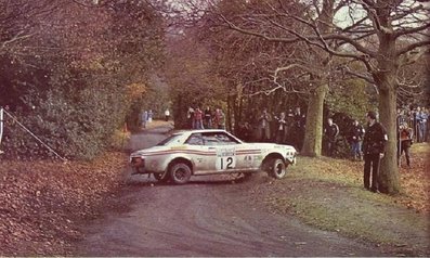 Jean-Luc Thérier - Michel Vial
25º Lombard RAC Rally 1976. Toyota Celica 2000GT. Abandonó por el refrigerador del aceite.

Del 27 al 30 de Noviembre, Bath, Inglaterra.
Superficie: tierra.

El Rally tenia un total de 3248 km de los que 504 km divididos en 76 tramos eran especiales, (6 de ellos fueron cancelados, SS2 Speech House, km? SS34 Greystoke, km? SS37 cancelada antes del inicio, km? SS41 Egdon, km? y SS42 Anglebury, km?).

Tomaron la salida 200 equipos, finalizaron 71.@
Palabras clave: Jean-Luc_Therier;Michel_Vial;Toyota;Celica;Gran_Bretaña;1976;RAC_Rally;Lombard