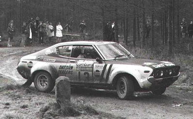 Harry Källström - Geraint Phillips
25º Lombard RAC Rally 1976. Datsun 160J. Abandonó por la caja de cambios.

Del 27 al 30 de Noviembre, Bath, Inglaterra.
Superficie: tierra.

El Rally tenia un total de 3248 km de los que 504 km divididos en 76 tramos eran especiales, (6 de ellos fueron cancelados, SS2 Speech House, km? SS34 Greystoke, km? SS37 cancelada antes del inicio, km? SS41 Egdon, km? y SS42 Anglebury, km?).

Tomaron la salida 200 equipos, finalizaron 71.@
Palabras clave: ;Datsun;Gran_Bretaña;RAC_Rally;1976;Lombard