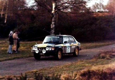 Per Eklund - Bjorn Cederberg
25º Lombard RAC Rally 1976. Saab 99EMS (HCF 641). Abandonó por problemas eléctricos en SS21 Gorster.

Del 27 al 30 de Noviembre, Bath, Inglaterra.
Superficie: tierra.

El Rally tenia un total de 3248 km de los que 504 km divididos en 76 tramos eran especiales, (6 de ellos fueron cancelados, SS2 Speech House, km? SS34 Greystoke, km? SS37 cancelada antes del inicio, km? SS41 Egdon, km? y SS42 Anglebury, km?).

Tomaron la salida 200 equipos, finalizaron 71.@
Palabras clave: ;Saab;RAC_Rally;Gran_Bretaña;1976;Lombard