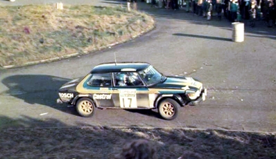 Per Eklund - Bjorn Cederberg
25º Lombard RAC Rally 1976. Saab 99EMS (HCF 641). Abandonó por problemas eléctricos en SS21 Gorster.

Del 27 al 30 de Noviembre, Bath, Inglaterra.
Superficie: tierra.

El Rally tenia un total de 3248 km de los que 504 km divididos en 76 tramos eran especiales, (6 de ellos fueron cancelados, SS2 Speech House, km? SS34 Greystoke, km? SS37 cancelada antes del inicio, km? SS41 Egdon, km? y SS42 Anglebury, km?).

Tomaron la salida 200 equipos, finalizaron 71.@
Palabras clave: ;Saab;RAC_Rally;Gran_Bretaña;1976;Lombard