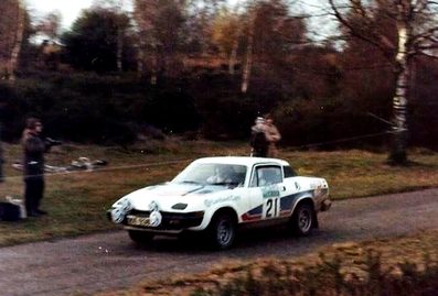 Anthony (Tony) Pond - David Richards
25º Lombard RAC Rally 1976. Triumph TR7 (OOE 938R). Abandonó por la suspensión trasera en SS52 Crychan.

Del 27 al 30 de Noviembre, Bath, Inglaterra.
Superficie: tierra.

El Rally tenia un total de 3248 km de los que 504 km divididos en 76 tramos eran especiales, (6 de ellos fueron cancelados, SS2 Speech House, km? SS34 Greystoke, km? SS37 cancelada antes del inicio, km? SS41 Egdon, km? y SS42 Anglebury, km?).

Tomaron la salida 200 equipos, finalizaron 71.@
Palabras clave: Tony_Pond;Triumph;RAC_Rally;Gran_Bretaña;1976;Lombard