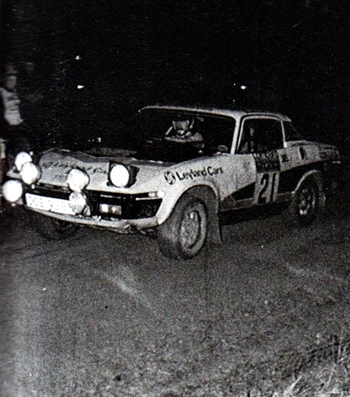 Anthony (Tony) Pond - David Richards
25º Lombard RAC Rally 1976. Triumph TR7 (OOE 938R). Abandonó por la suspensión trasera en SS52 Crychan.

Del 27 al 30 de Noviembre, Bath, Inglaterra.
Superficie: tierra.

El Rally tenia un total de 3248 km de los que 504 km divididos en 76 tramos eran especiales, (6 de ellos fueron cancelados, SS2 Speech House, km? SS34 Greystoke, km? SS37 cancelada antes del inicio, km? SS41 Egdon, km? y SS42 Anglebury, km?).

Tomaron la salida 200 equipos, finalizaron 71.@
Palabras clave: Tony_Pond;Triumph;RAC_Rally;Gran_Bretaña;1976;Lombard