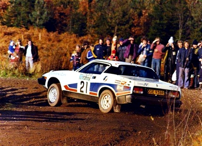 Anthony (Tony) Pond - David Richards
25º Lombard RAC Rally 1976. Triumph TR7 (OOE 938R). Abandonó por la suspensión trasera en SS52 Crychan.

Del 27 al 30 de Noviembre, Bath, Inglaterra.
Superficie: tierra.

El Rally tenia un total de 3248 km de los que 504 km divididos en 76 tramos eran especiales, (6 de ellos fueron cancelados, SS2 Speech House, km? SS34 Greystoke, km? SS37 cancelada antes del inicio, km? SS41 Egdon, km? y SS42 Anglebury, km?).

Tomaron la salida 200 equipos, finalizaron 71.@
Palabras clave: Tony_Pond;Triumph;RAC_Rally;Gran_Bretaña;1976;Lombard