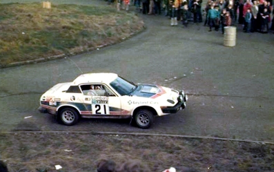 Anthony (Tony) Pond - David Richards
25º Lombard RAC Rally 1976. Triumph TR7 (OOE 938R). Abandonó por la suspensión trasera en SS52 Crychan.

Del 27 al 30 de Noviembre, Bath, Inglaterra.
Superficie: tierra.

El Rally tenia un total de 3248 km de los que 504 km divididos en 76 tramos eran especiales, (6 de ellos fueron cancelados, SS2 Speech House, km? SS34 Greystoke, km? SS37 cancelada antes del inicio, km? SS41 Egdon, km? y SS42 Anglebury, km?).

Tomaron la salida 200 equipos, finalizaron 71.@
Palabras clave: Tony_Pond;Gran_Bretaña;Triumph;1976;RAC_Rally;Lombard